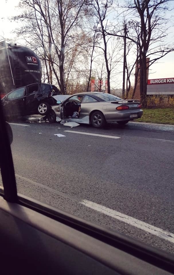 Samochody zderzyły się z cysterną w Katowicach na DK86