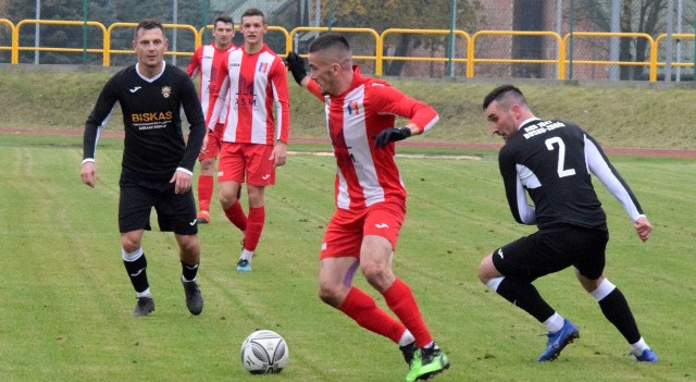 W ciekawym meczu czwartej ligi AKS 1947 Busko-Zdrój przegrał z Wierną Małogoszcz 1:2. AKS 1947 Busko-Zdrój - Wierna Małogoszcz 1:2 (1:0)Bramki: Mateusz Janiec 40 - Wiktor Soboń 73, Jakub Grzyb 86.AKS 1947: Szcześniak - Bandura, Radwański, Kardas, Boś - Sinek, Florek, Janiec, Mika, Gardynik - Raczyński.Wierna: Pawlikowski - Szymkiewicz, Bała, Pawłowski, Olesiński - Kraus, Czarnecki, Soboń, Grzyb, Rejowski - Fryc (63. Jaśkiewicz).-Do przerwy mieliśmy przewagę, a po błędzie straciliśmy bramkę. Widać było, że zawodnicy są bardzo zmotywowani, chcieli przerwać złą passę. Wreszcie dopisało nam szczęście, strzeliliśmy dwa gole po ładnych akcjach. Najpierw Soboń uderzył z 16 metrów, a później Kuba Grzyb ustalił wynik meczu strzałem głową po centrze Bartka Krausa. Uważam, że odnieśliśmy zasłużone zwycięstwo - powiedział Paweł Bień, trener Wiernej.Zachęcamy do obejrzenia galerii zdjęć z tego spotkania.Szczegóły na kolejnych slajdach.(dor)