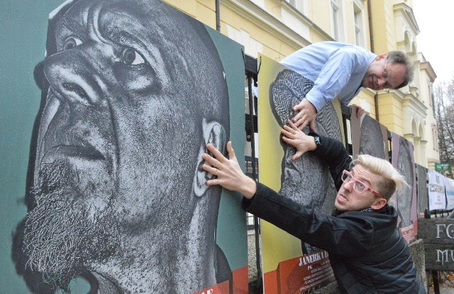 Jarek Marek Sobański (kabaret Zachodni) i Tomasz Kowalski (kabaret Ciach, pracownik Muzeum Ziemi Lubuskiej) zaraz po powieszeniu wystawy.