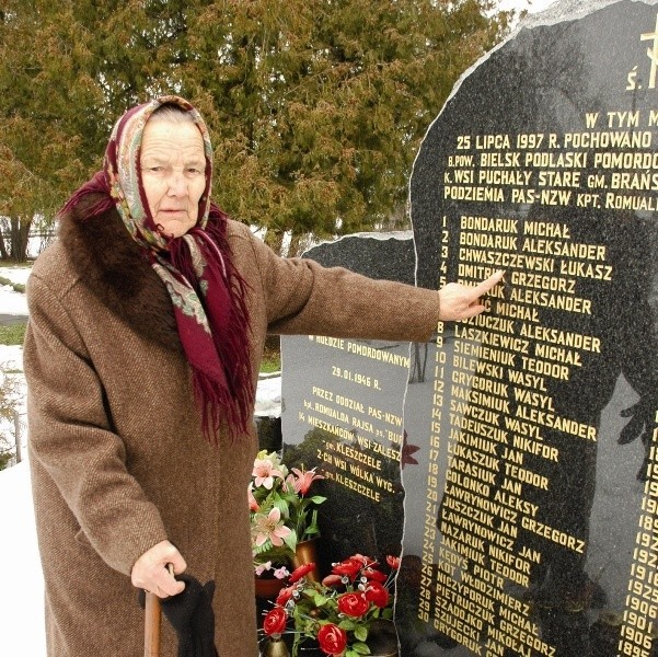Pani Anastazja Chwaszczewska często przychodzi pod pomnik. Tu leżą prochy jej zamordowanego męża. Od roku czeka na proces o odszkodowanie.