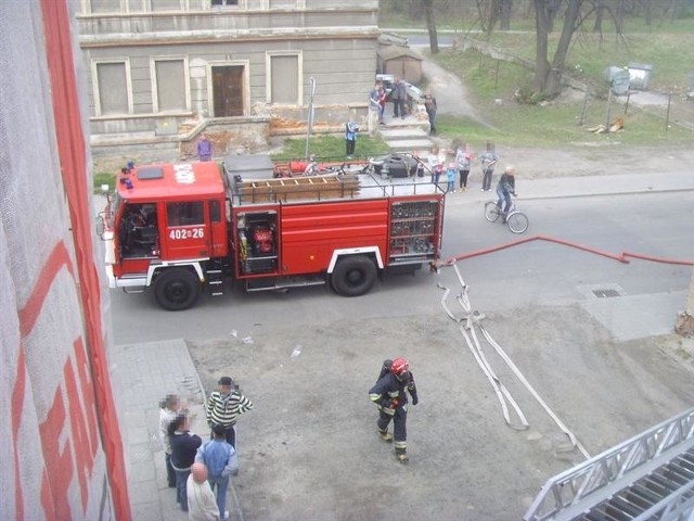 Paliło się mieszkanie na trzecim piętrze kamienicy przy Świerczewskiego.