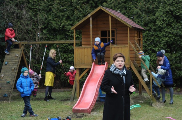 - Rząd dokonał wielkiego skoku cywilizacyjnego dla polskich rodzin, to przełomowy moment - tak wprowadzenie programu Rodzina 500 Plus oceniała po stu dniach rządów premier Beata Szydło