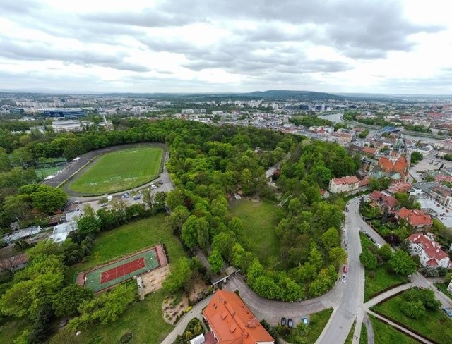 Obiekty sportowe na wzgórzu Lasoty są stopniowo odnawiane.