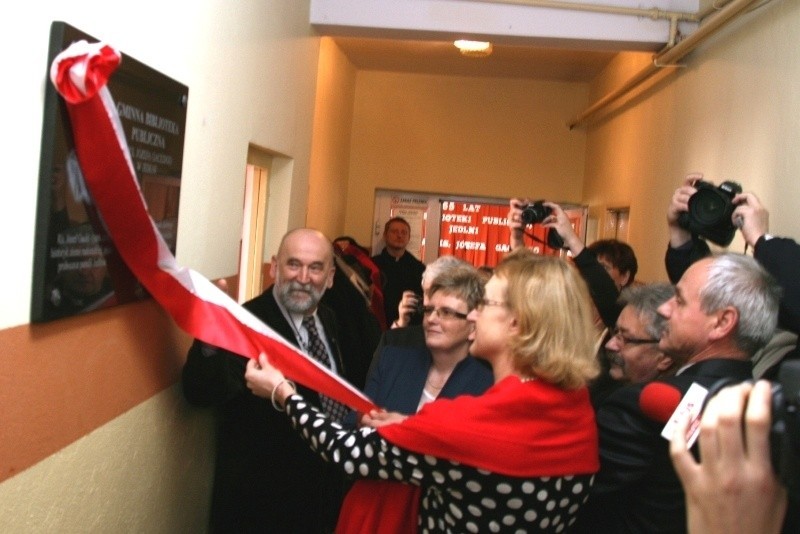 Tablicę pamiątkową odsłoniła między innymi dyrektor...