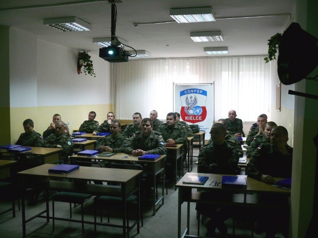 Osiemnastu oficerów, kandydatów na obserwatorów wojskowych, bierze udział w szkoleniu w kieleckiej jednostce wojskowej. Na razie przechodzą kurs teoretyczny.