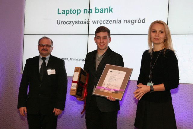 - W konkursie „Laptop na bank” wziąłem udział niejako przy okazji, ponieważ interesuję się programowaniem i ogólnie komputerami. Dużo czytam, codziennie co najmniej dwie godziny -  powiedział nam Oskar Drozda, który odbiera nagrodę główną - laptop.