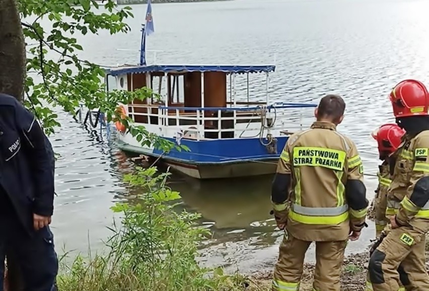 Tonie statek wycieczkowy na Jeziorze Żywieckim