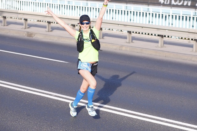 Yared Shegumo (AZS AWF Warszawa) i Monika Andrzejczak (RAZ Szczecin) wygrali 43. edycję Maratonu Warszawskiego, który przebiegł w niedzielę ulicami stolicy. Reprezentujący Polskę, a pochodzący z Etiopii Shegumo wygrał MW po ośmioletniej przerwie. W imprezie wzięli udział nie tylko profesjonaliści.Uruchom galerię klikając w ikonę "następne zdjęcie", strzałką w prawo na klawiaturze lub gestem na ekranie smartfonu