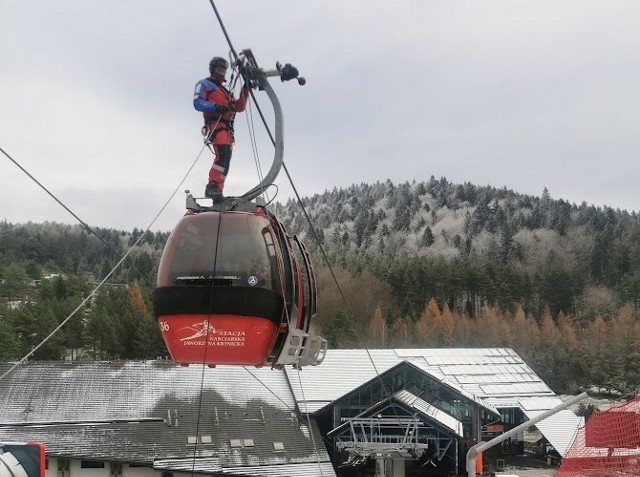 Jeszcze przed otwarciem większości stacji narciarskich ratownicy z Grupy Krynickiej GOPR ćwiczyli ewakuację z wyciągów i kolei gondolowej w ośrodku Jaworzyna Krynicka