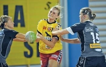 Anna Brachmańska (w żółtym stroju) zdobyła 5 bramek dla SPR FOT. MICHAŁ KLAG