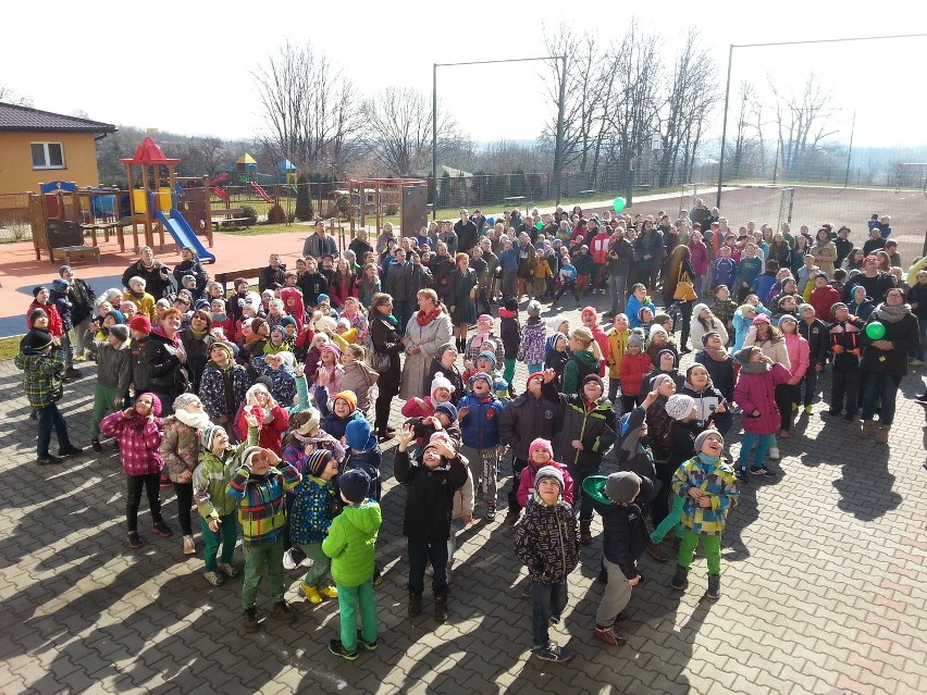 300 zielonych baloników na powitanie wiosny w Strzyżowicach [ZDJĘCIA]