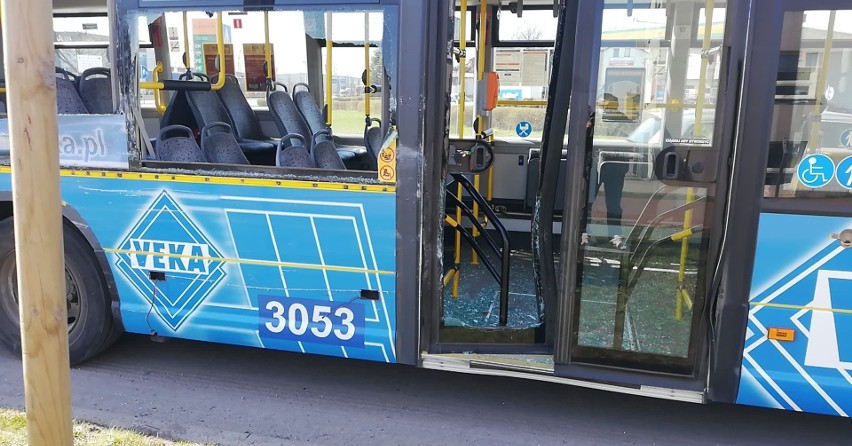 Kierowca miejskiego autobusu na rondzie na ulicy Poznańskiej...