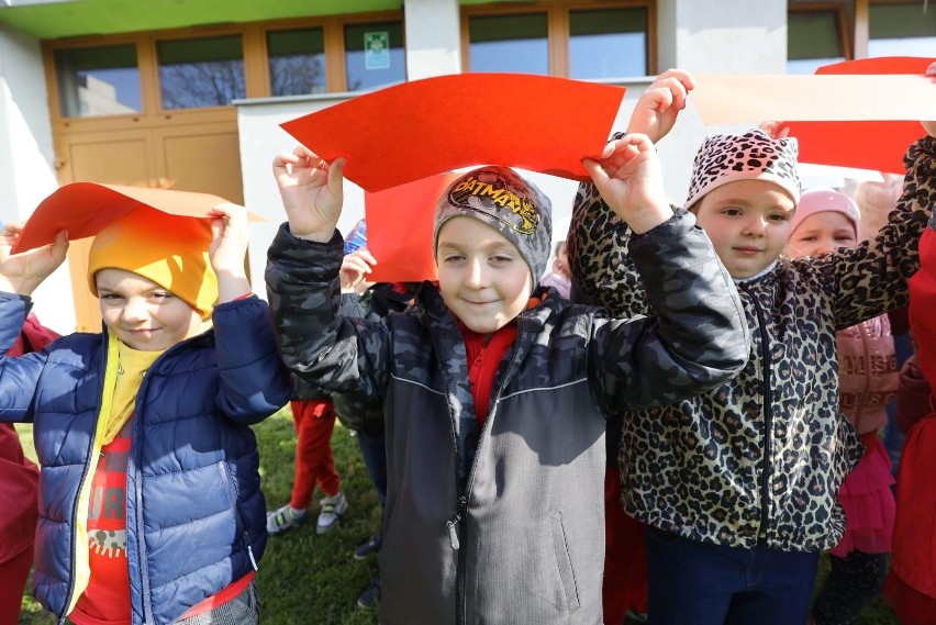 Żywa flaga utworzona przez dzieci z Przedszkola Miejskiego...