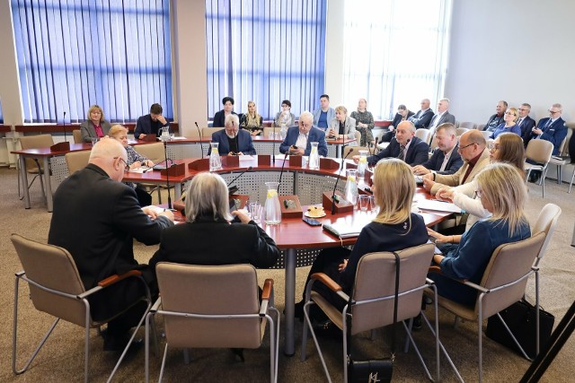 Sesja absolutoryjna Rady Powiatu Sępoleńskiego. Podczas głosowania 28 kwietnia radni większością głosów udzielili zarządowi absolutorium i wotum zaufania.