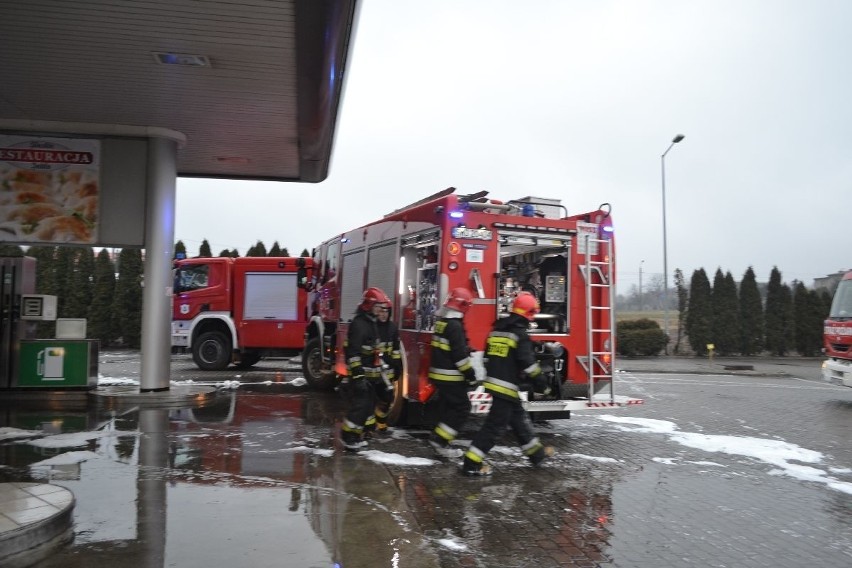 Kilkudziesięciu strażaków gasiło pożar na stacji w...