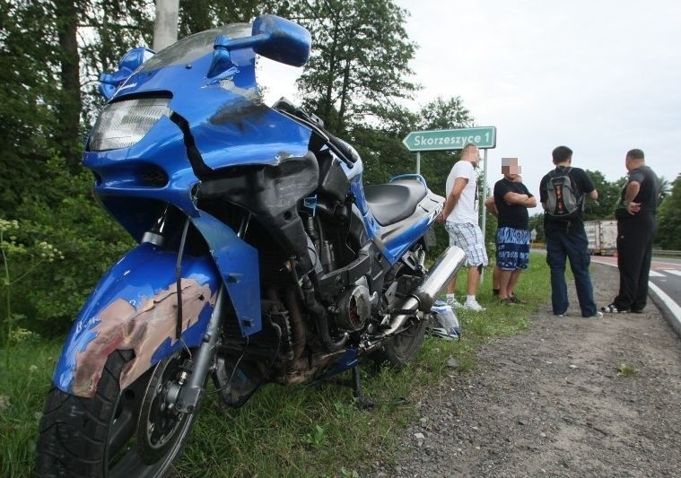 Kawasaki zderzyło się z tirem. Motocyklista w szpitalu