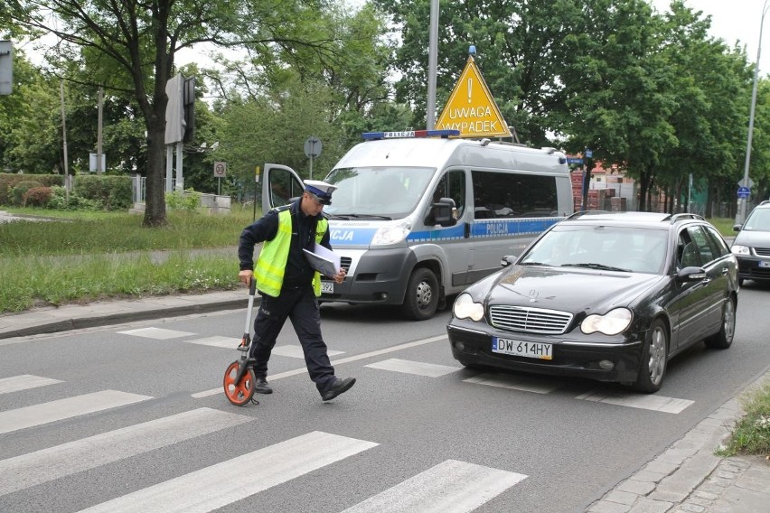 Wrocław: Motocyklista potrącił kobietę i uciekł. Szuka go policja (ZDJĘCIA)