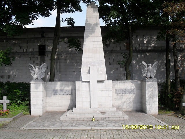 Pomnik - obelisk, upamiętniający m.in. żołnierzy, którzy stracili życie podczas wojny polsko-bolszewickiej i lampka zapalona przez A. Kieraja