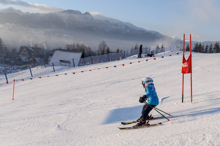 Zakopane. Mali i duzi ścigali się na stoku narciarskim o Puchar Zakopanego Amatorów 