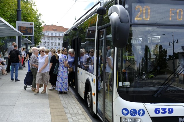 Uruchomienie nowej linii oznacza sporo zmian w komunikacji miejskiej w mieście, nie tylko na północy Torunia. Trasy zmieni kilka linii autobusowych i jedna tramwajowa.