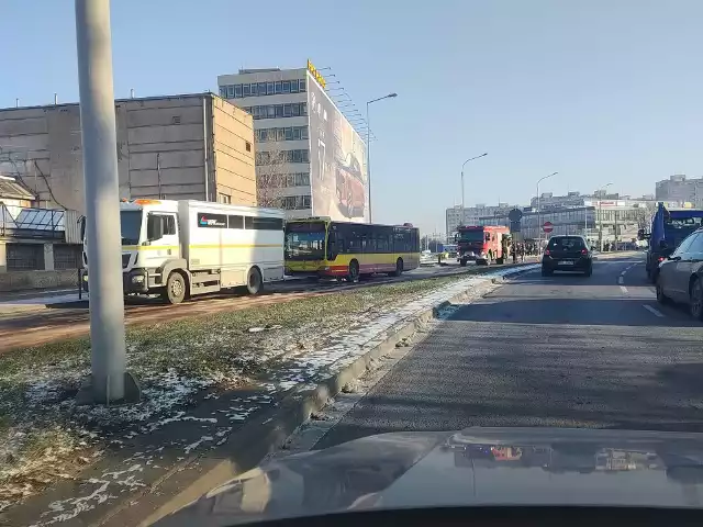 9.01.2023 r. Na ulicy Klecińskiej w miejskim autobusie uszkodzony został zbiornik paliwa. Substancja rozlała się na jezdnię, blokując ruch.