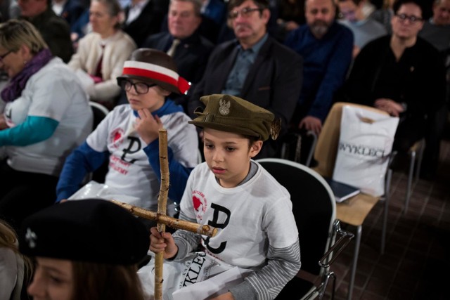 Historia towarzyszy nam wszędzie: podczas uroczystości państwowych, szkolnych akademii, w kółko słyszymy o niej w mediach. Wywołuje zażarte dyskusje na internetowych forach. Ale młodzi maja problem z przyswojeniem elementarnych faktów. A szkolne progi przekroczyło właśnie kolejne pokoleni: Alfa. 