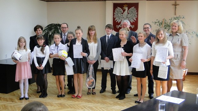 Wszyscy laureaci konkursu w Przytyku o poezji Jana Kochanowskiego, wraz z organizatorami, władzami gminy i jury.