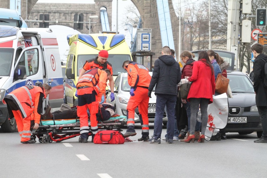 Wypadek na placu Grunwaldzkim. Pieszy potrącony przy moście, biegł na przystanek (ZDJĘCIA)