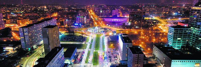 Aleja Korfantego w Katowicach, widok na północ. Z prawej: hotel Katowice, Altus, na wprost: biurowiec .KTW i Spodek, po lewej: Superjednostka,  Ślizgowiec i Separator