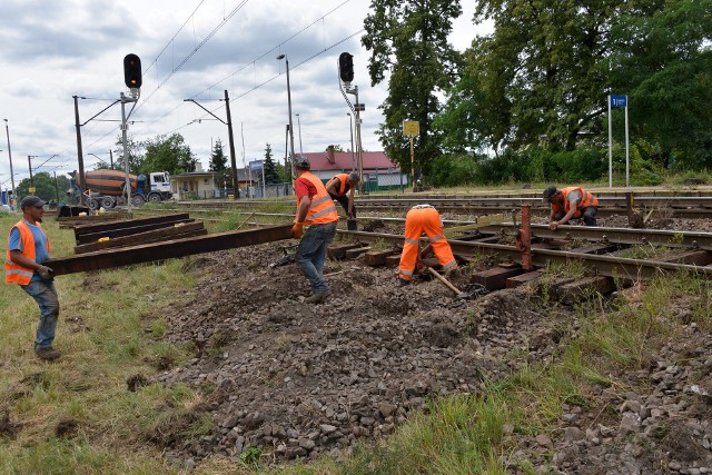 W piątek trwały prace na południowym torze, w okolicy przejazdu kolejowego na kieleckim Słowiku.