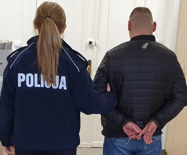 Policjantka prowadzi podejrzanego o rozbój