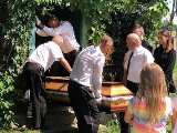 Cisówka. Bogdan Dudko pożegnany przez przyjaciół. Na pogrzeb przyjechali twórcy z pisma "Kartki" (zdjęcia)