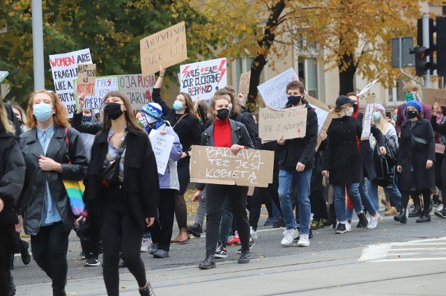 Strajk studentek Uniwersytetu Śląskiego w Katowicach.Zobacz kolejne zdjęcia. Przesuwaj zdjęcia w prawo - naciśnij strzałkę lub przycisk NASTĘPNE