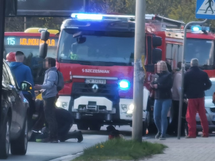 Wypadek na ul. Strachocińskiej we Wrocławiu. Mężczyzna został potrącony [ZDJĘCIA]