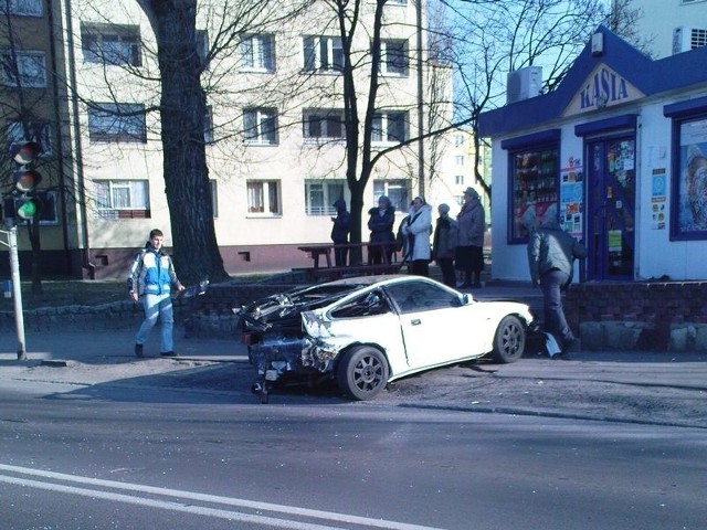 Honda CRX najpierw uderzyła w sygnalizator świetlny, a następnie obróciła się i zatrzymała uderzając w schody osiedlowego sklepu.