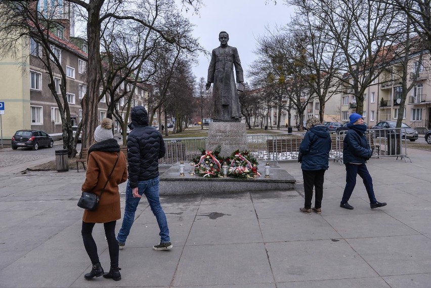 Pomnik prałata Henryka Jankowskiego ponownie stanął na...