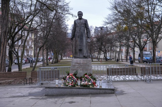 Pomnik prałata Henryka Jankowskiego ponownie stanął na skwerze 23.02.2019 r., dwa dni po zdemontowaniu