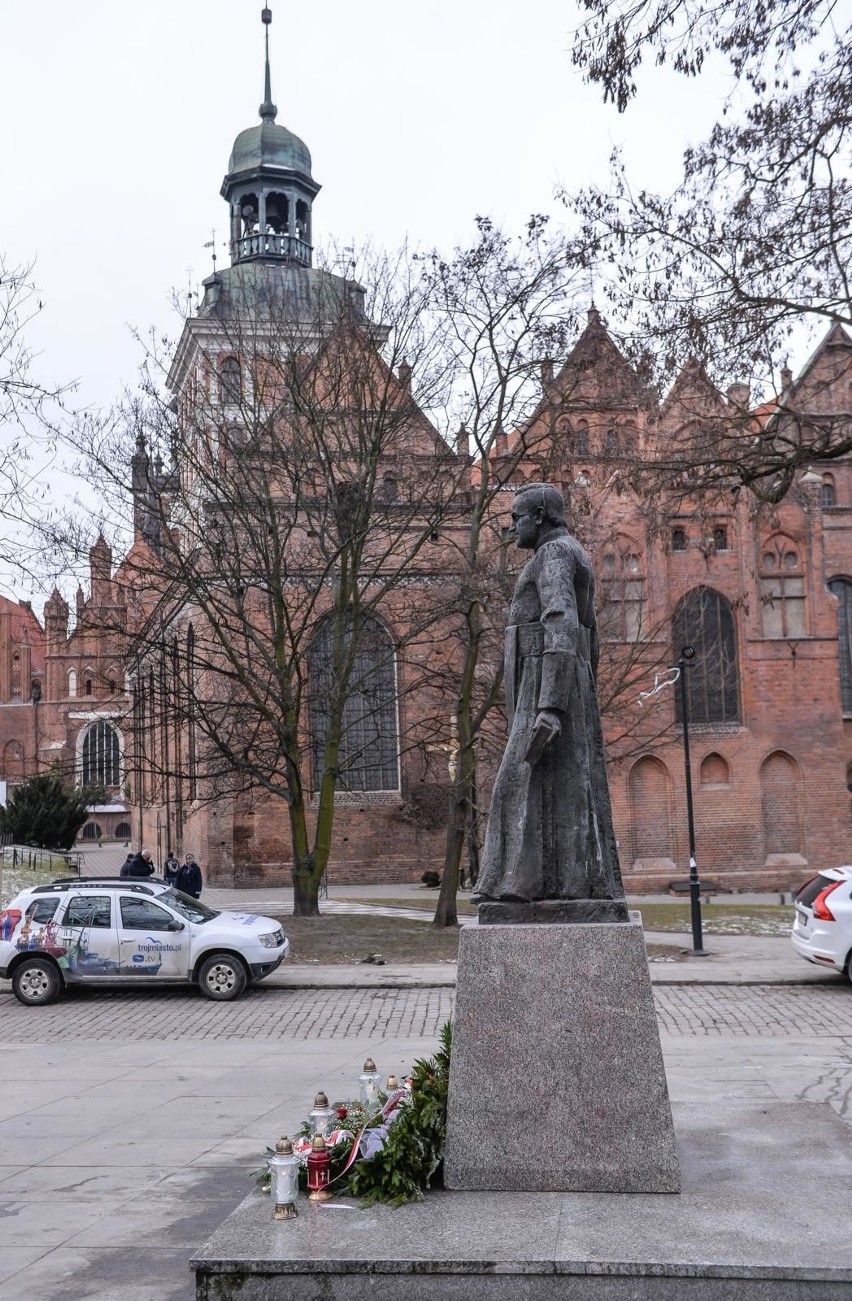 Pomnik prałata Henryka Jankowskiego ponownie stanął na...