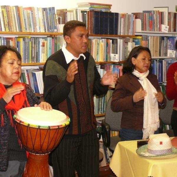 Śpiewający Malgasze, mieszkańcy Madagaskaru, wyspy w sąsiedztwie Afryki.