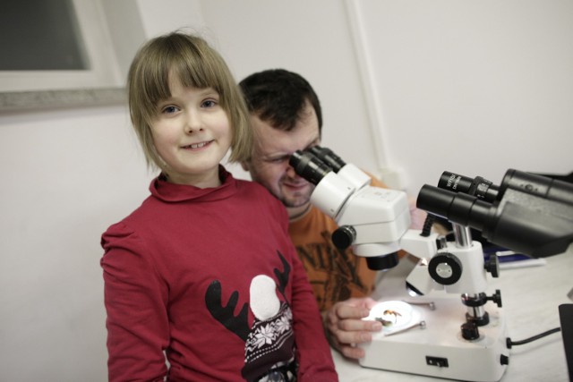 Warsztaty organizowane w ramach Nocy Biologów to świetny pomysł na to, jak ciekawie spędzić czas ze swoimi pociechami. Amelkę (na zdjęciu) rok temu na warsztaty entomologiczne zabrał tato. Podobne zajęcia będą organizowane także w tym roku.