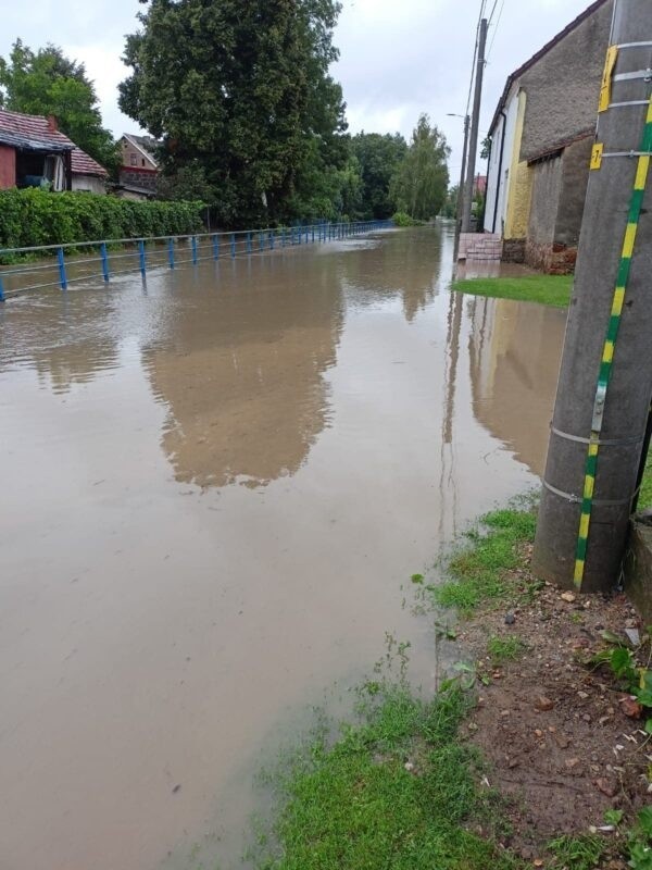 W gminie Marcinowice woda przekroczyła stan alarmowy....