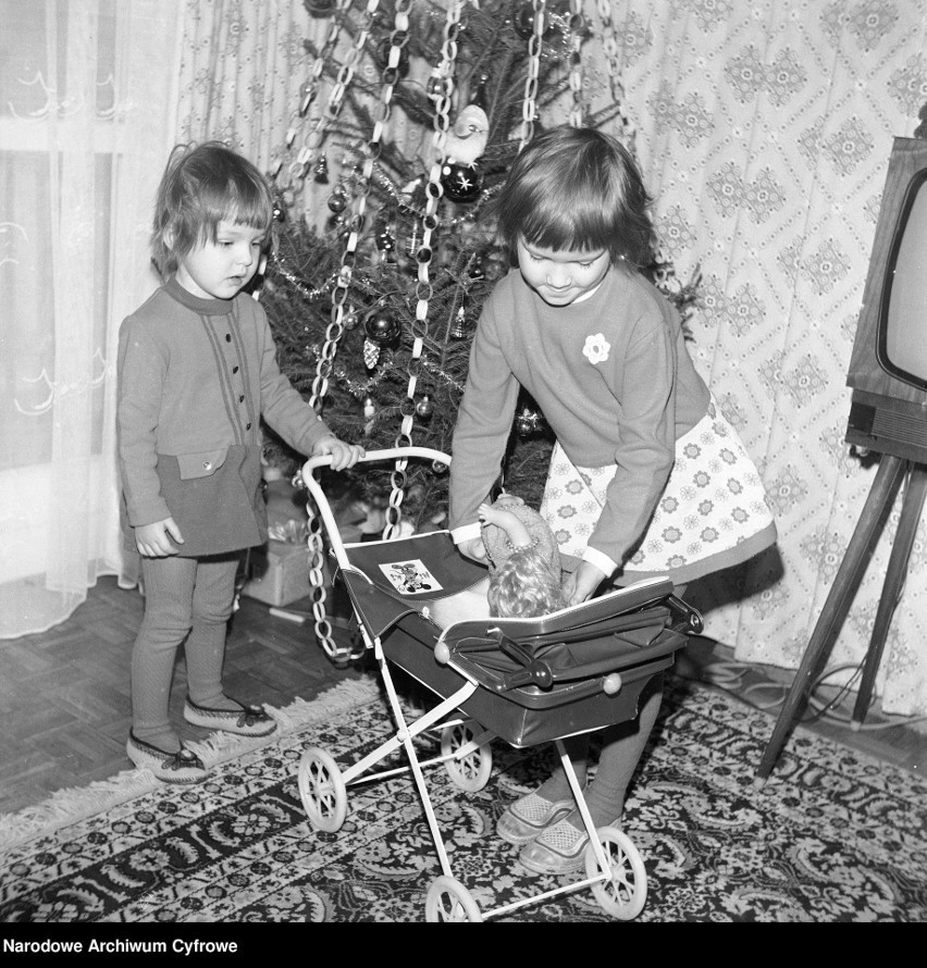 Boże Narodzenie na starych zdjęciach. Zobacz, jak kiedyś Polacy przygotowywali się do świąt i spędzali ten grudniowy czas! 