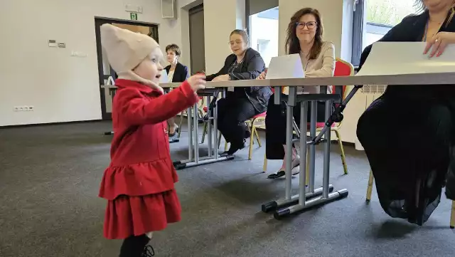 Głosowanie w Piekoszowie. Na kolejnych zdjęciach głosowanie w gminach gdzie odbywa się druga tura: Piekoszów, Strawczyn, Łopuszno, Zagnańsk, Łagów