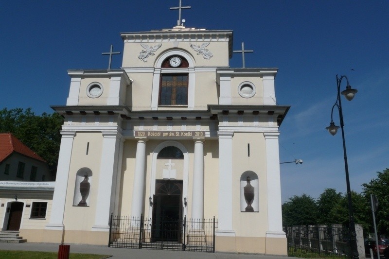 Arcybiskup zakazał odprawiania mszy... ale ksiądz kościoła  nie odda