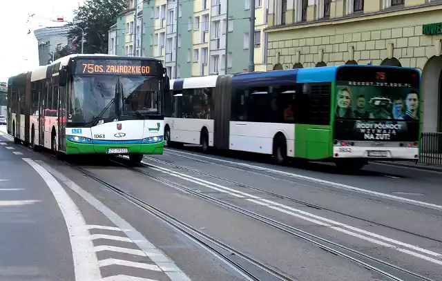 Autobus linii 75 dalej nie zabiera pasażerów z przystanku przy Bramie Portowej