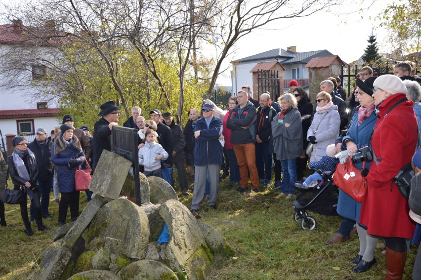 Kamienie na macewach. Starachowiczanie uczcili pamięć zmarłych Żydów