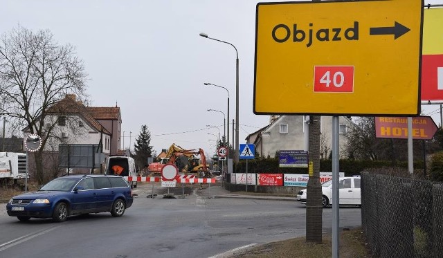 W pierwszym etapie budowy kanalizacji objazd przeprowadzono przez osiedle i wówczas trzeba było nadrobić nieco ponad kilometr. Teraz dużo więcej.