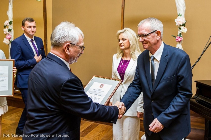 Starosta toruński Marek Olszewski wręcza nagrodę Zbigniewowi...