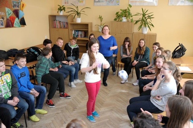 Ola Forfa (w środku) i jej koledzy w białostockim gimnazjum nr 9 uczą się w klasie z językiem hiszpańskim. &#8211; Dzięki temu ma się szersze perspektywy dalszej nauki, pracy i możliwość swobodnego podróżowania &#8211; mówi dziewczyna.