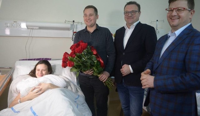 Mama Anita i tata Maciej wraz z córeczką Anią zostali oficjalnie w środę przywitani oraz obdarowani przez władze Radomia.